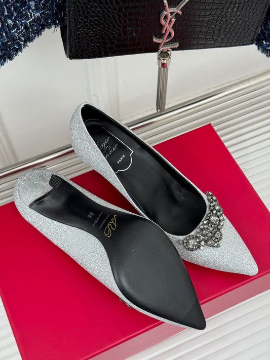 R Vi rhinestone pump