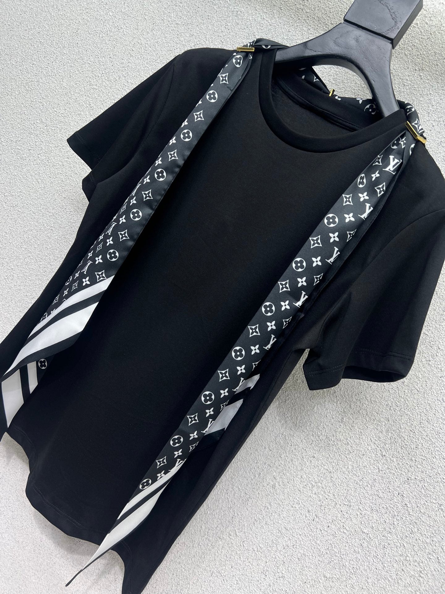 Louis 25fw scarf t-shirt
