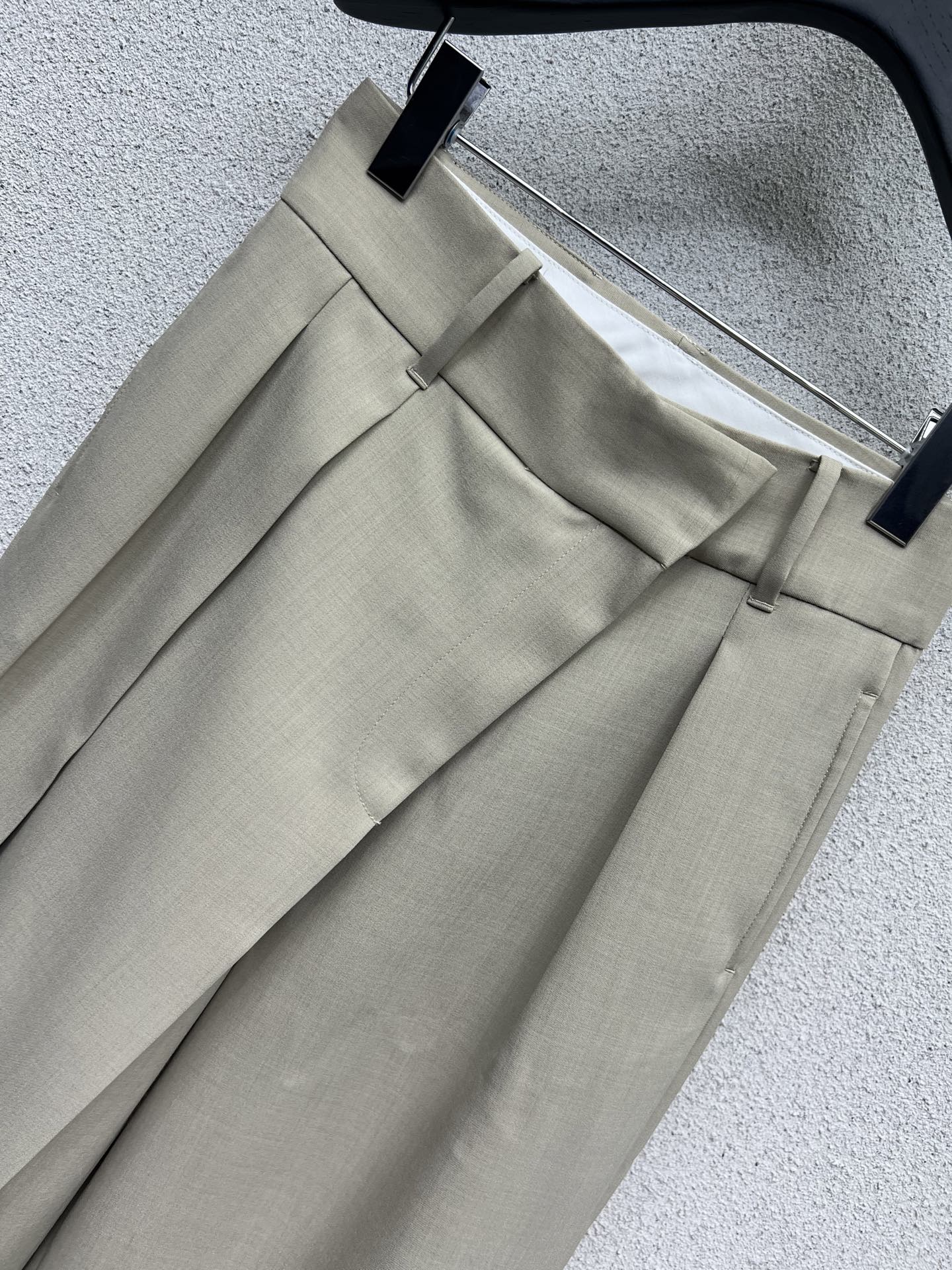 Loe 25fw pleated pants