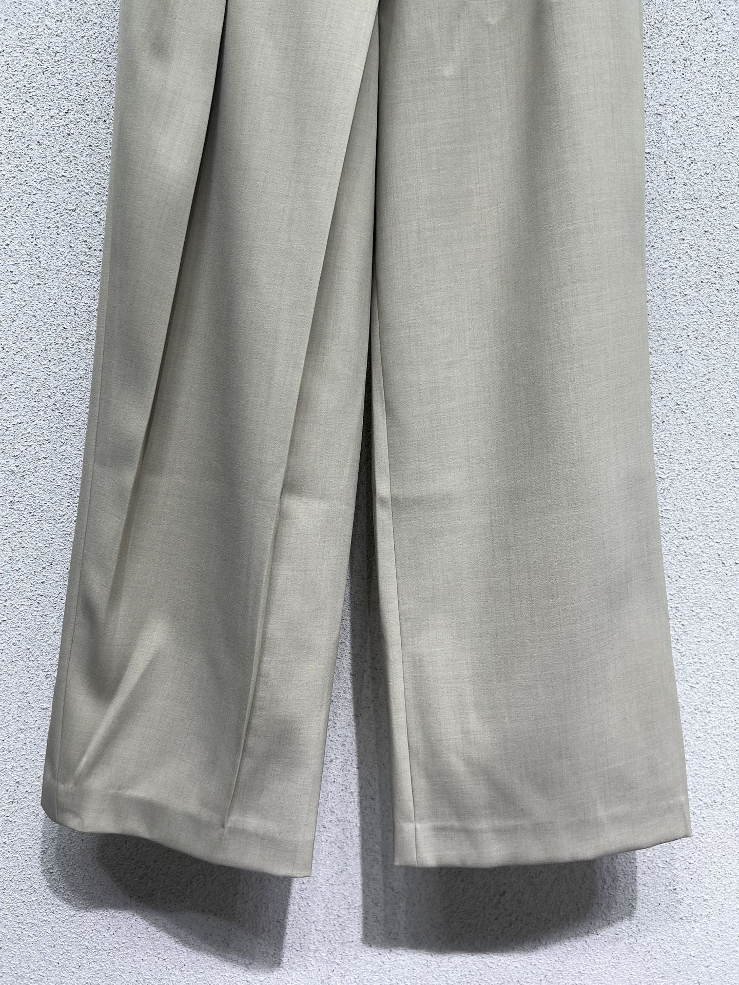 Loe 25fw pleated pants