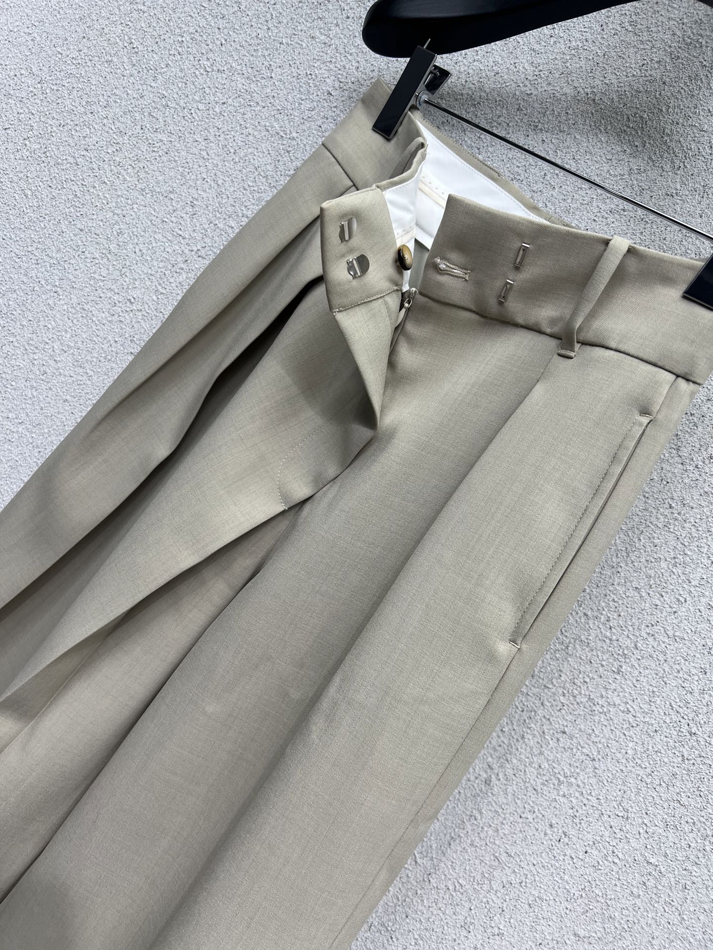 Loe 25fw pleated pants