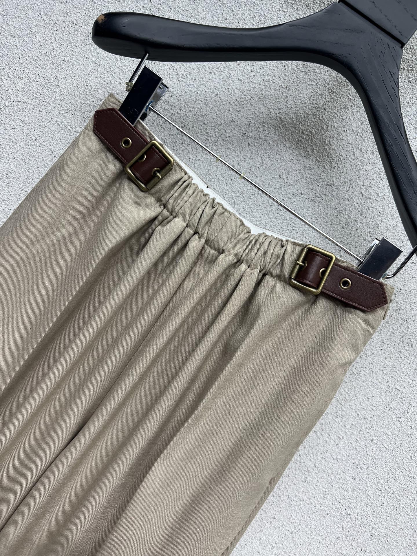 Loe 25fw all-match pants
