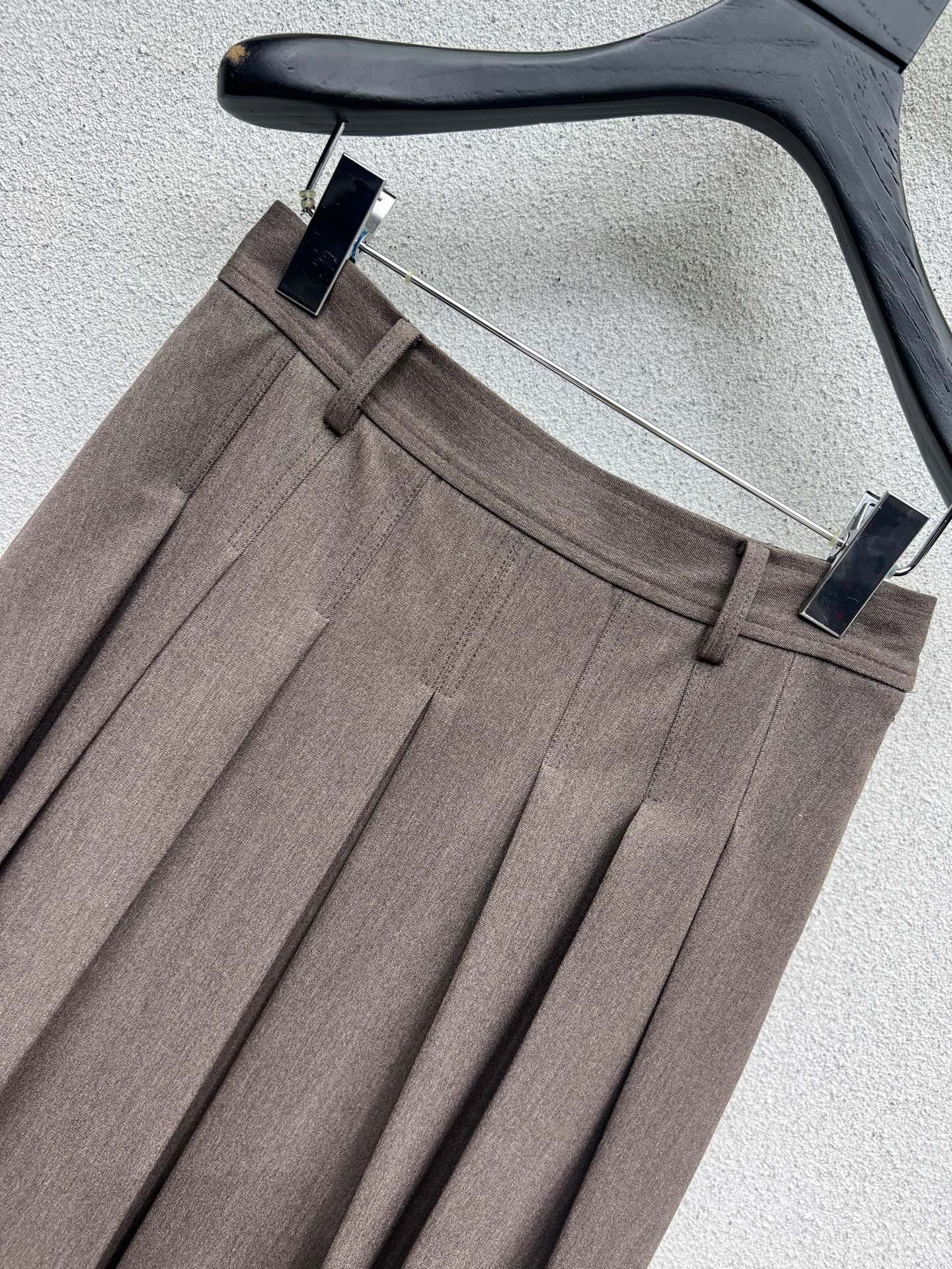 Loro 25fw pleated skirts
