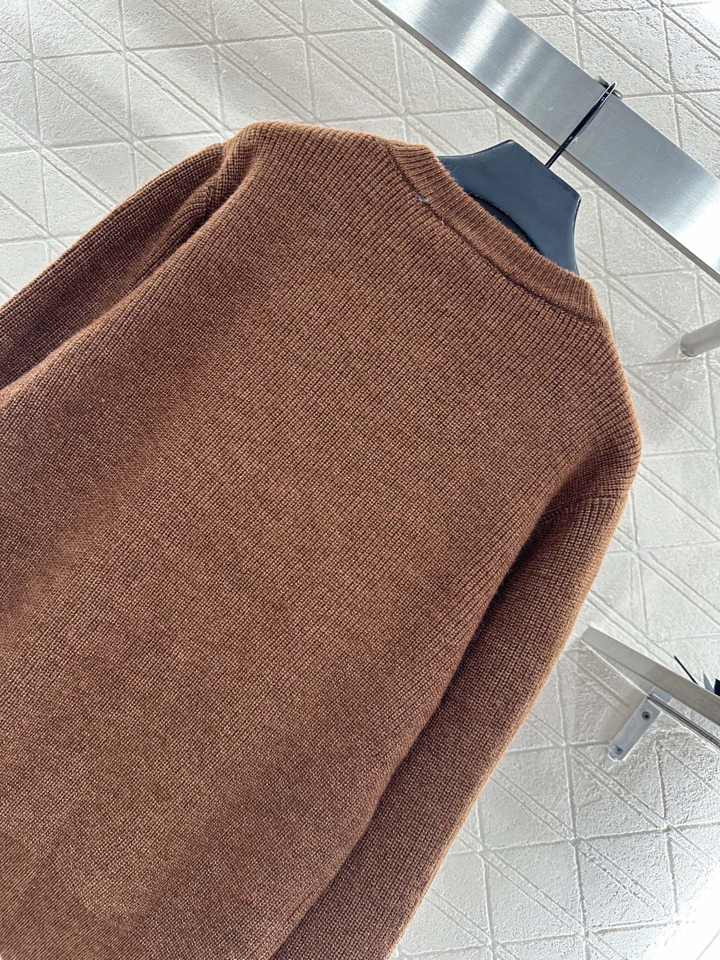 Guc 25fw embroidered sweater