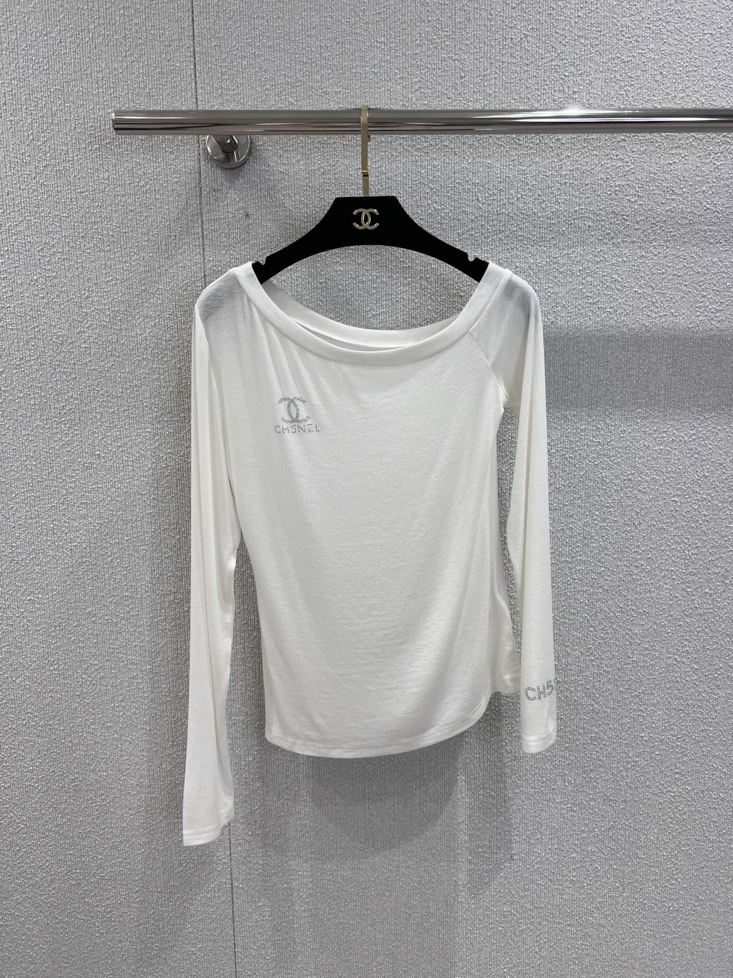 Chan 25fw off-shoulder top