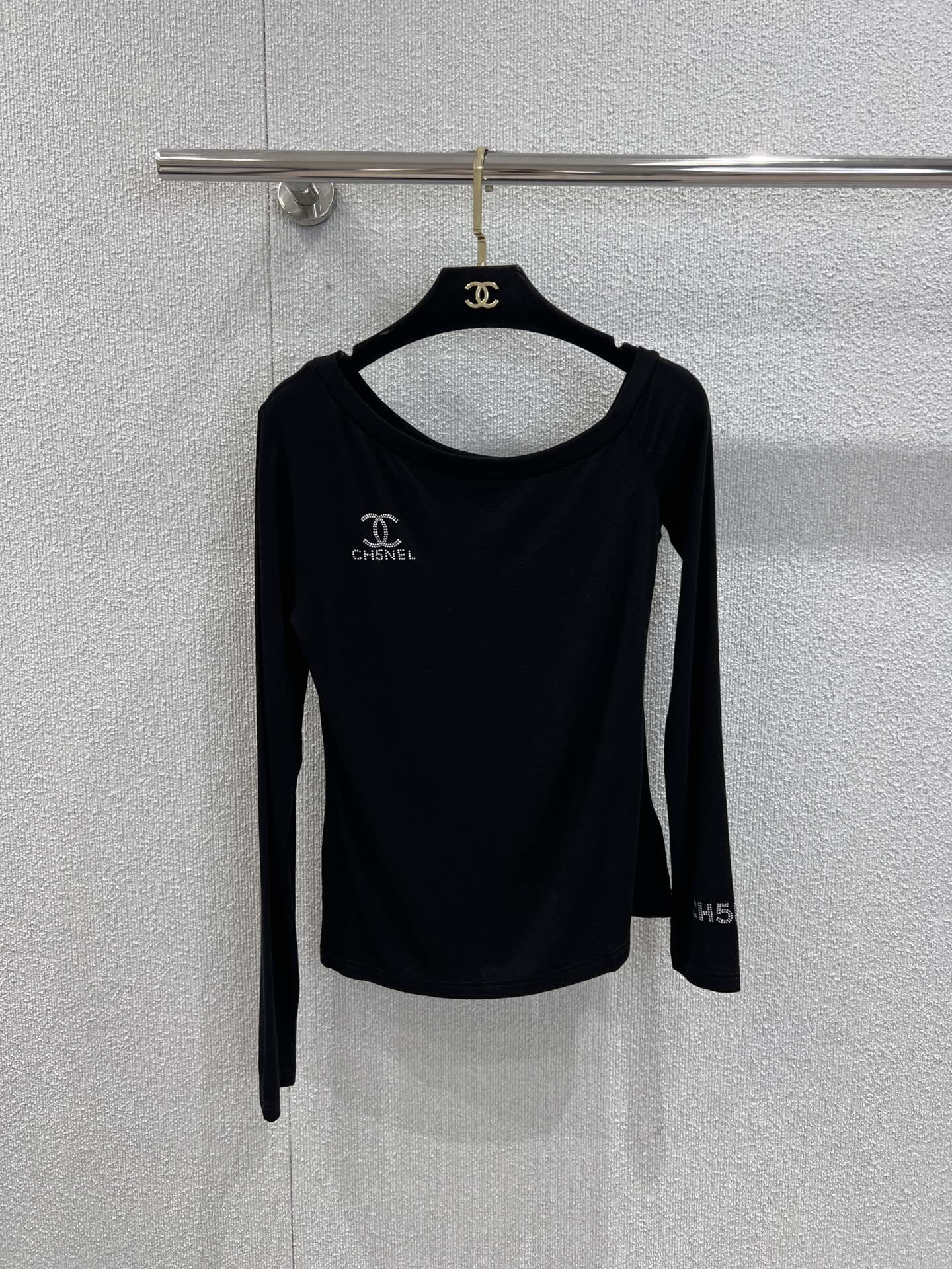 Chan 25fw off-shoulder top