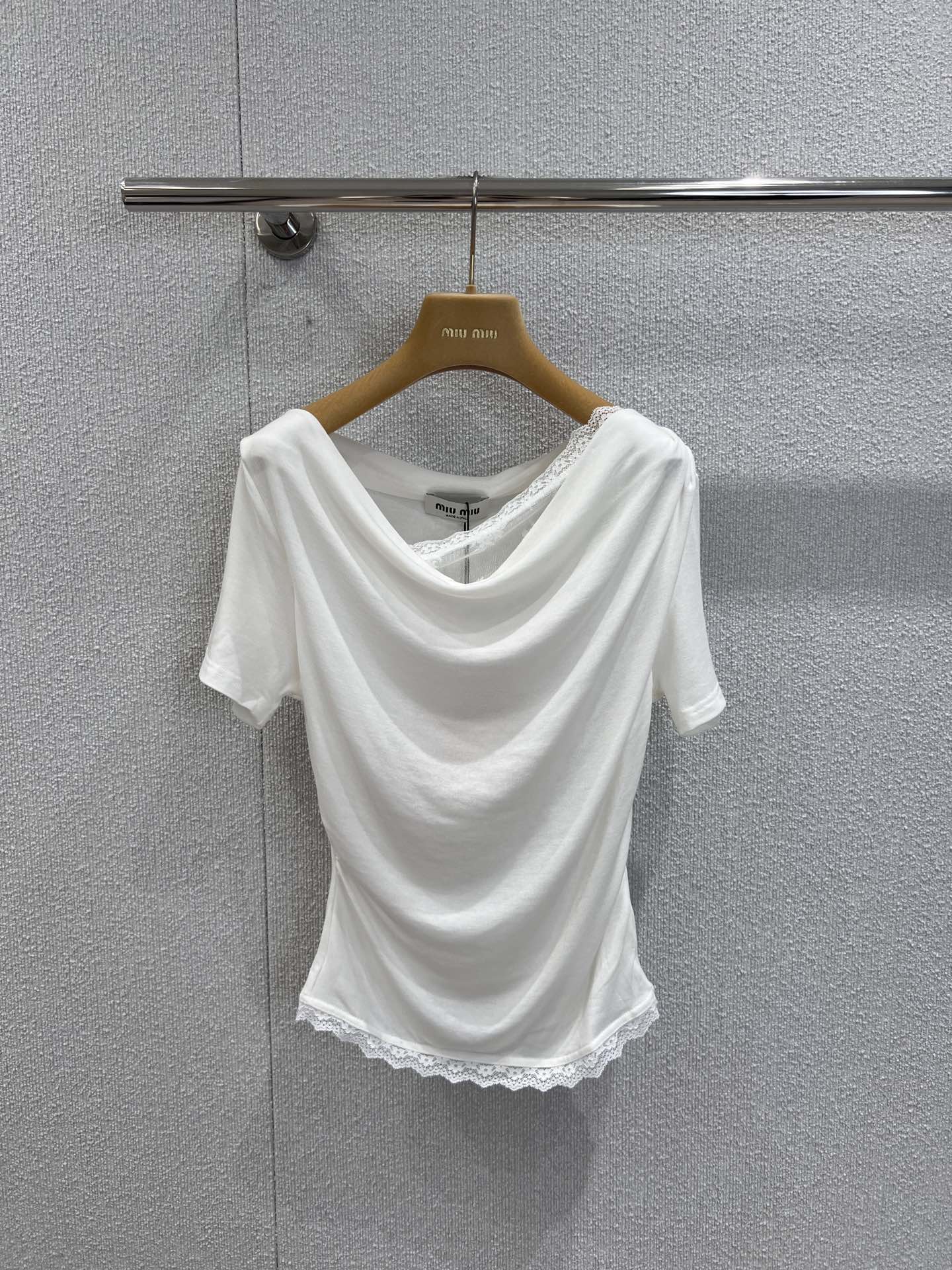 Miu  25ss off-shoulder T-shirt