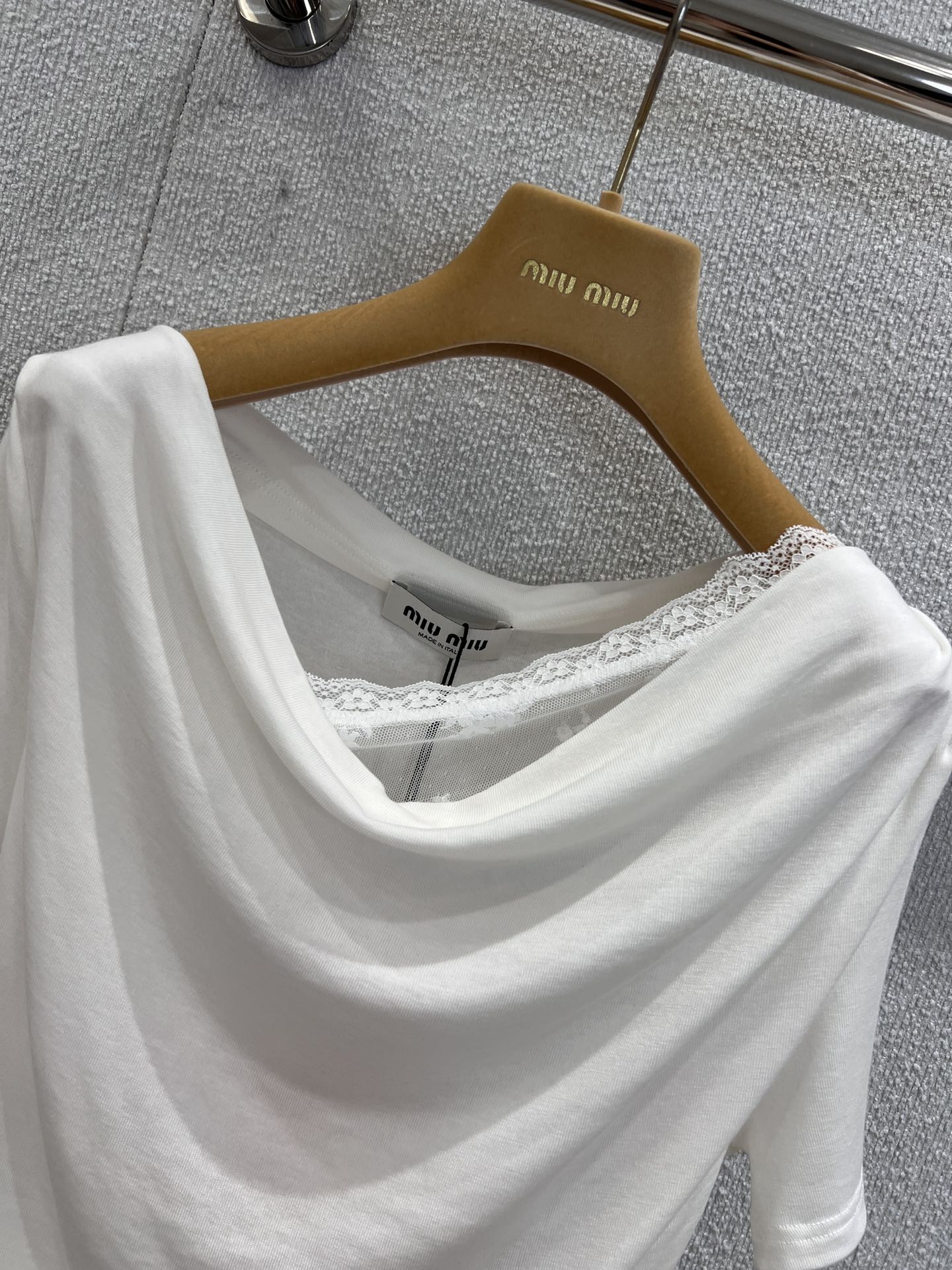 Miu  25ss off-shoulder T-shirt