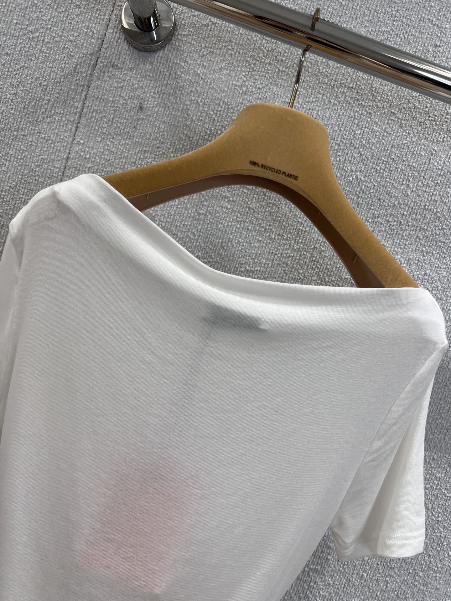 Miu  25ss off-shoulder T-shirt