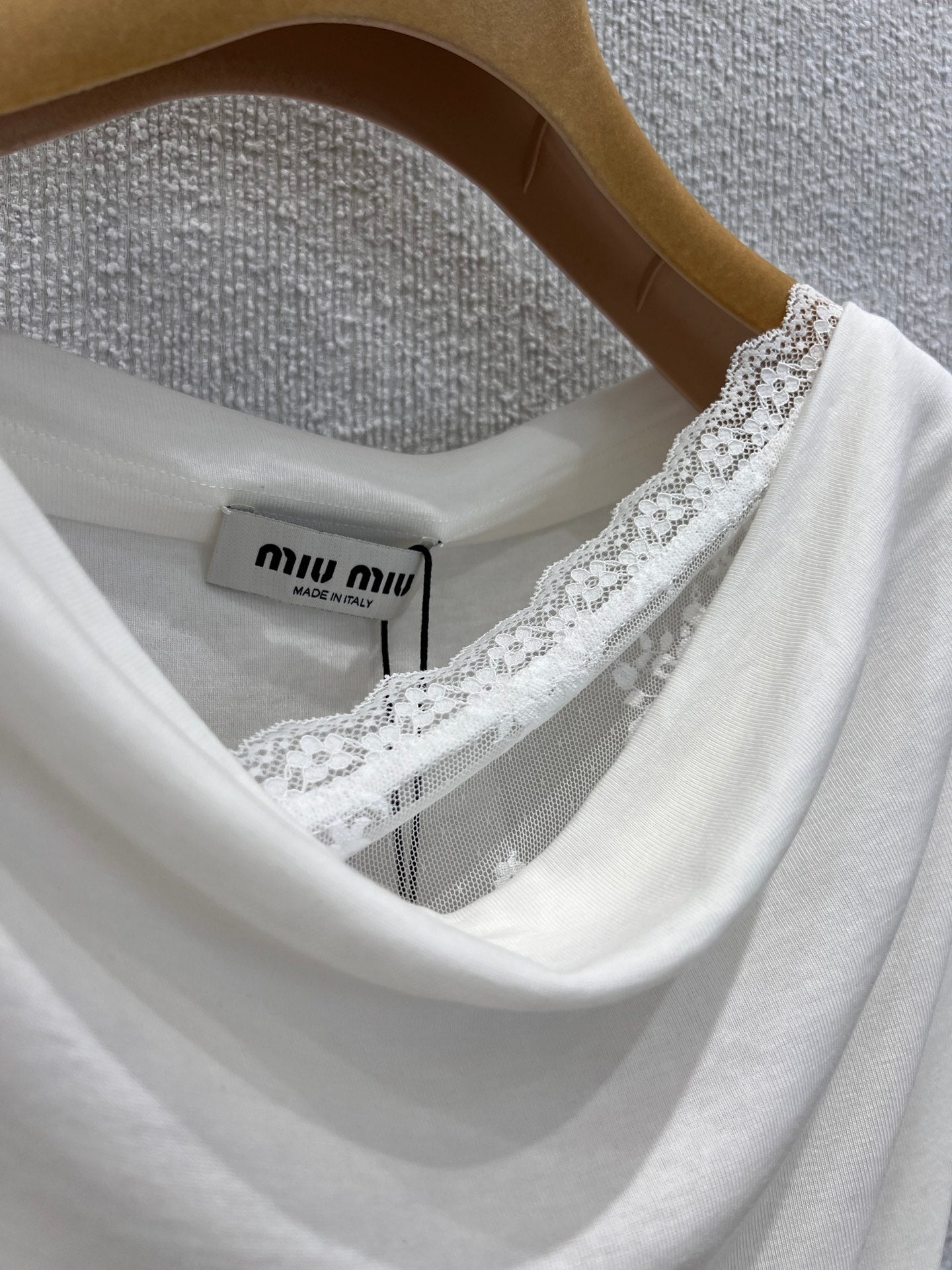 Miu  25ss off-shoulder T-shirt