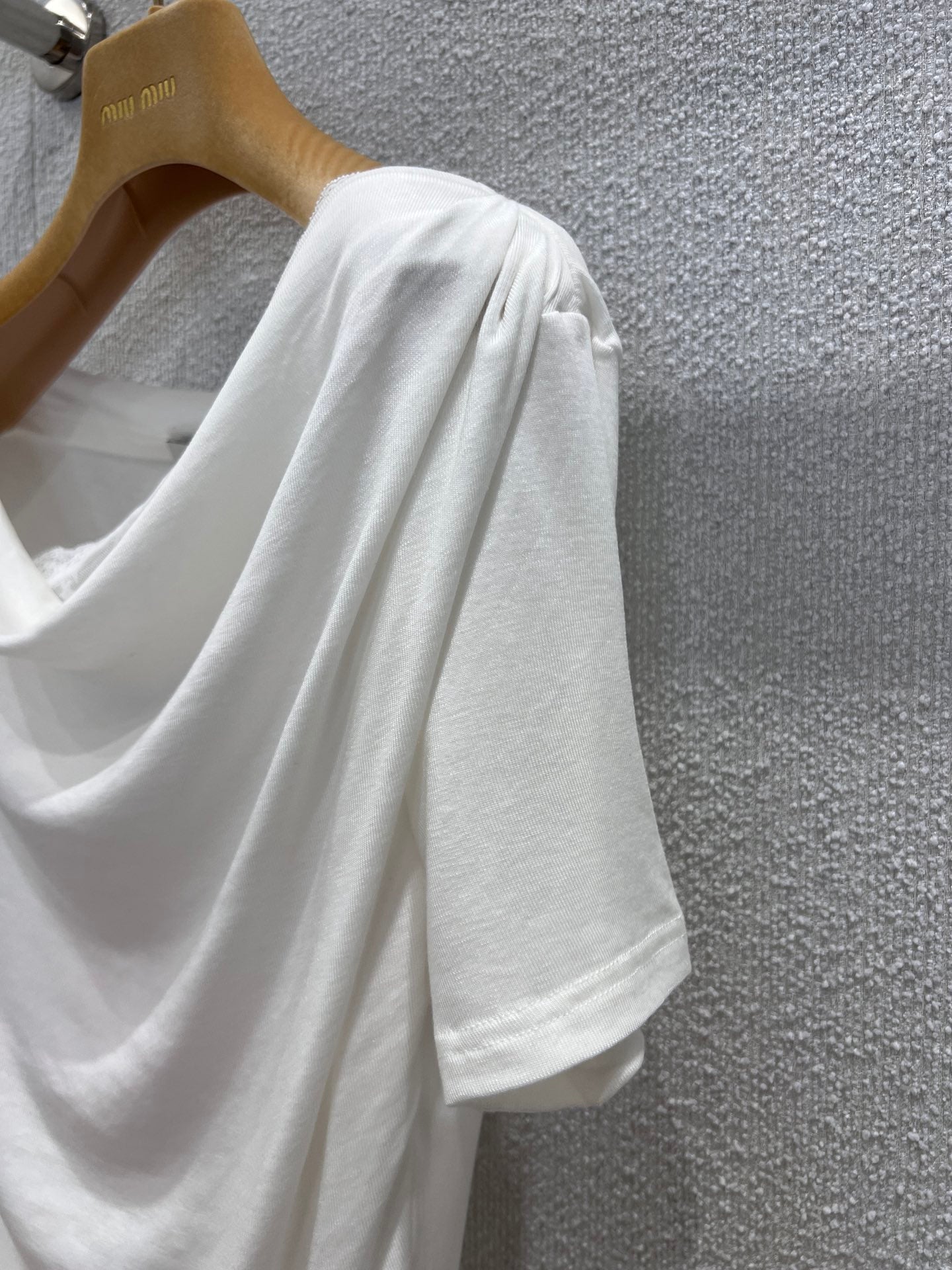 Miu  25ss off-shoulder T-shirt