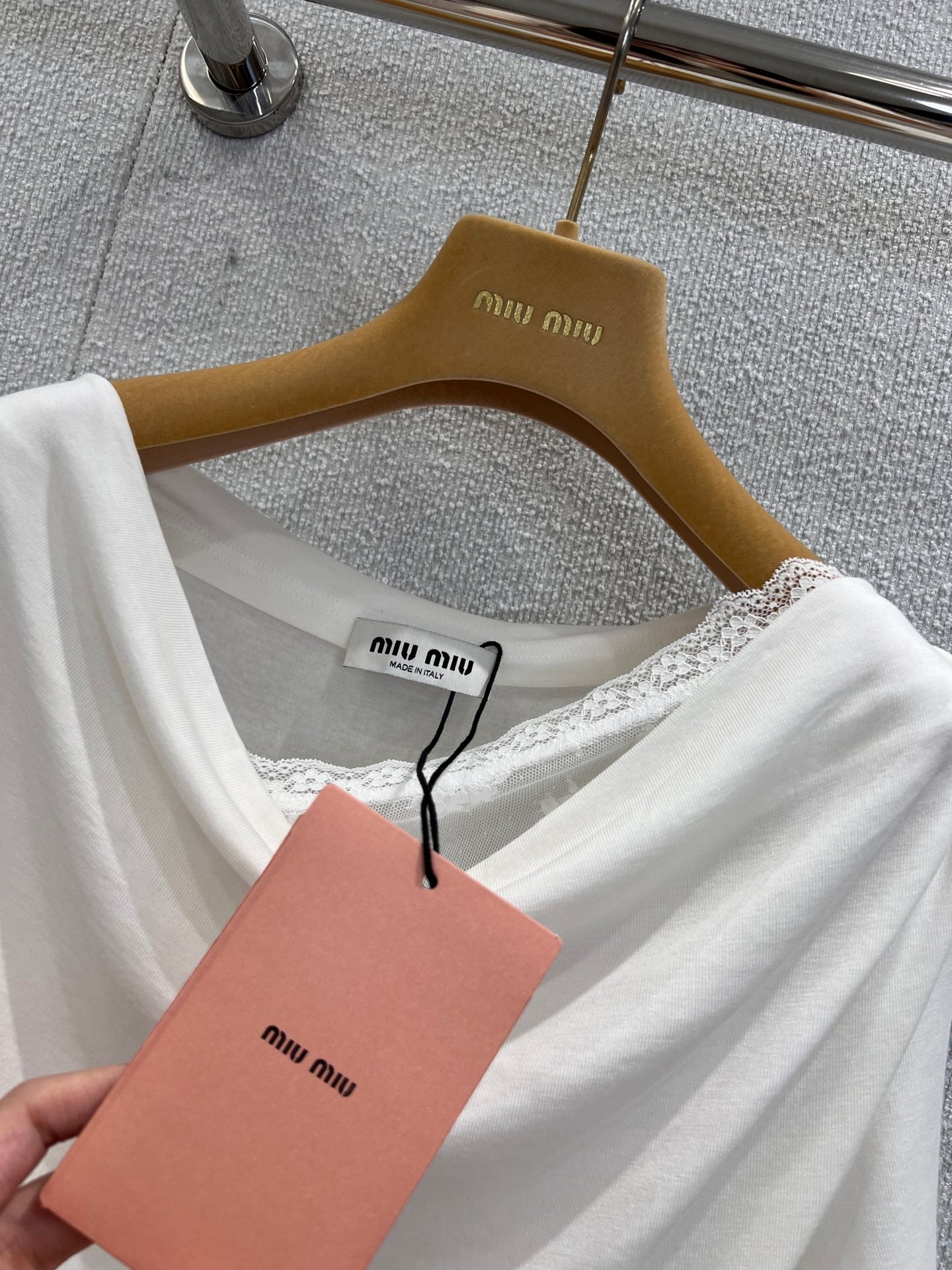 Miu  25ss off-shoulder T-shirt
