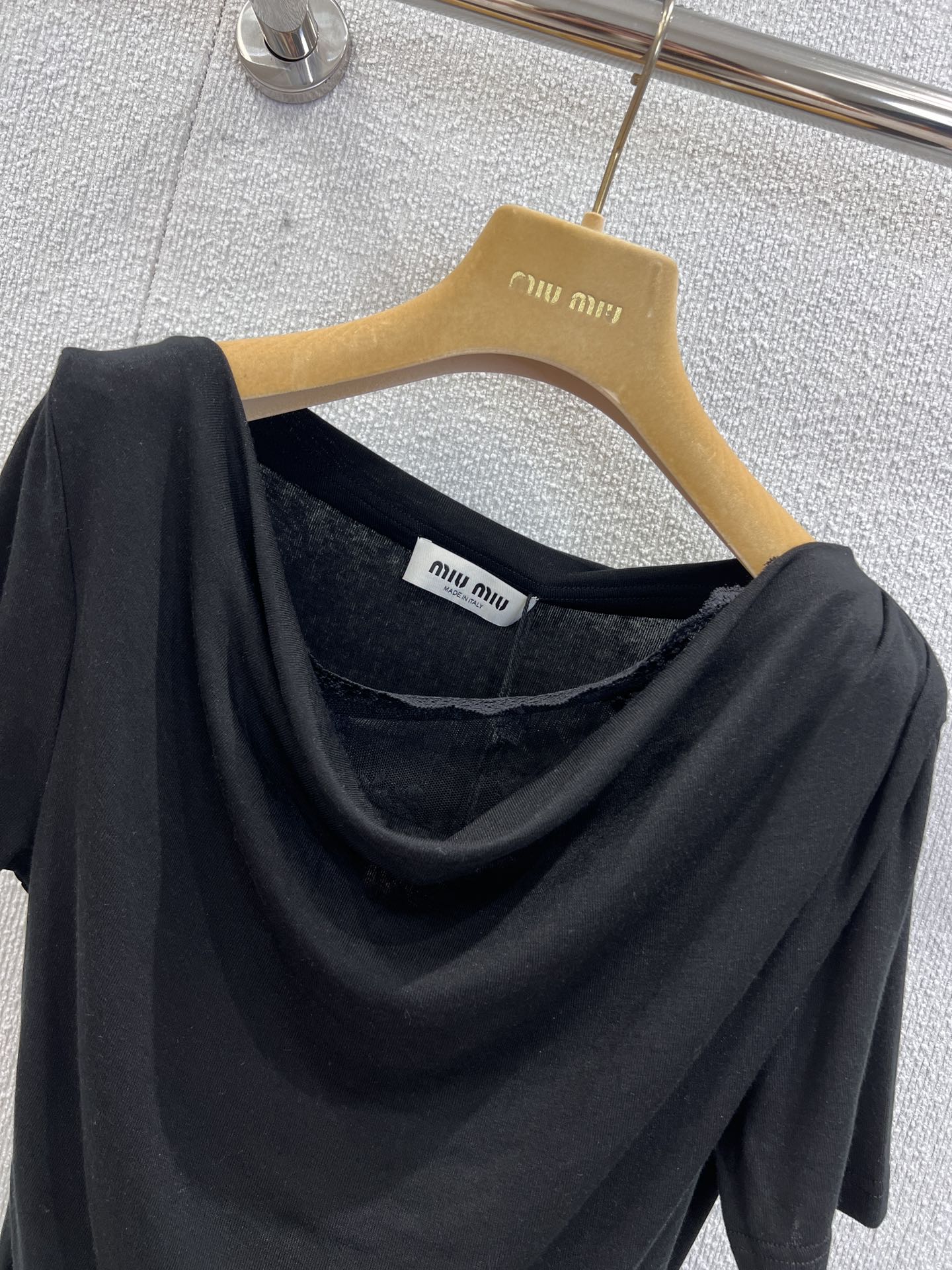 Miu  25ss off-shoulder T-shirt