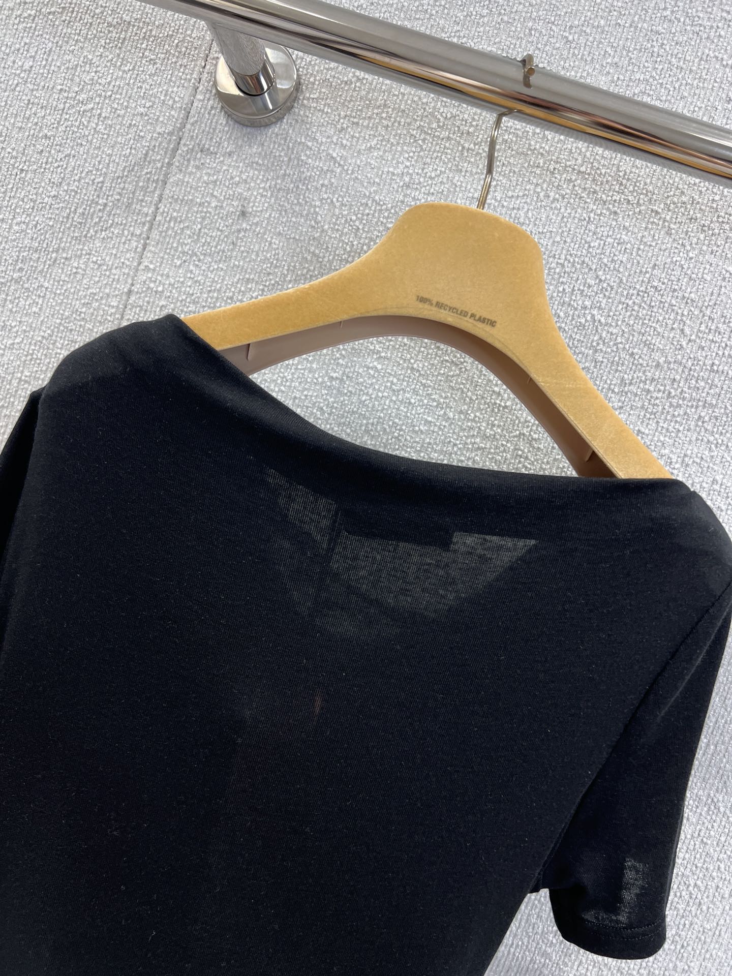 Miu  25ss off-shoulder T-shirt