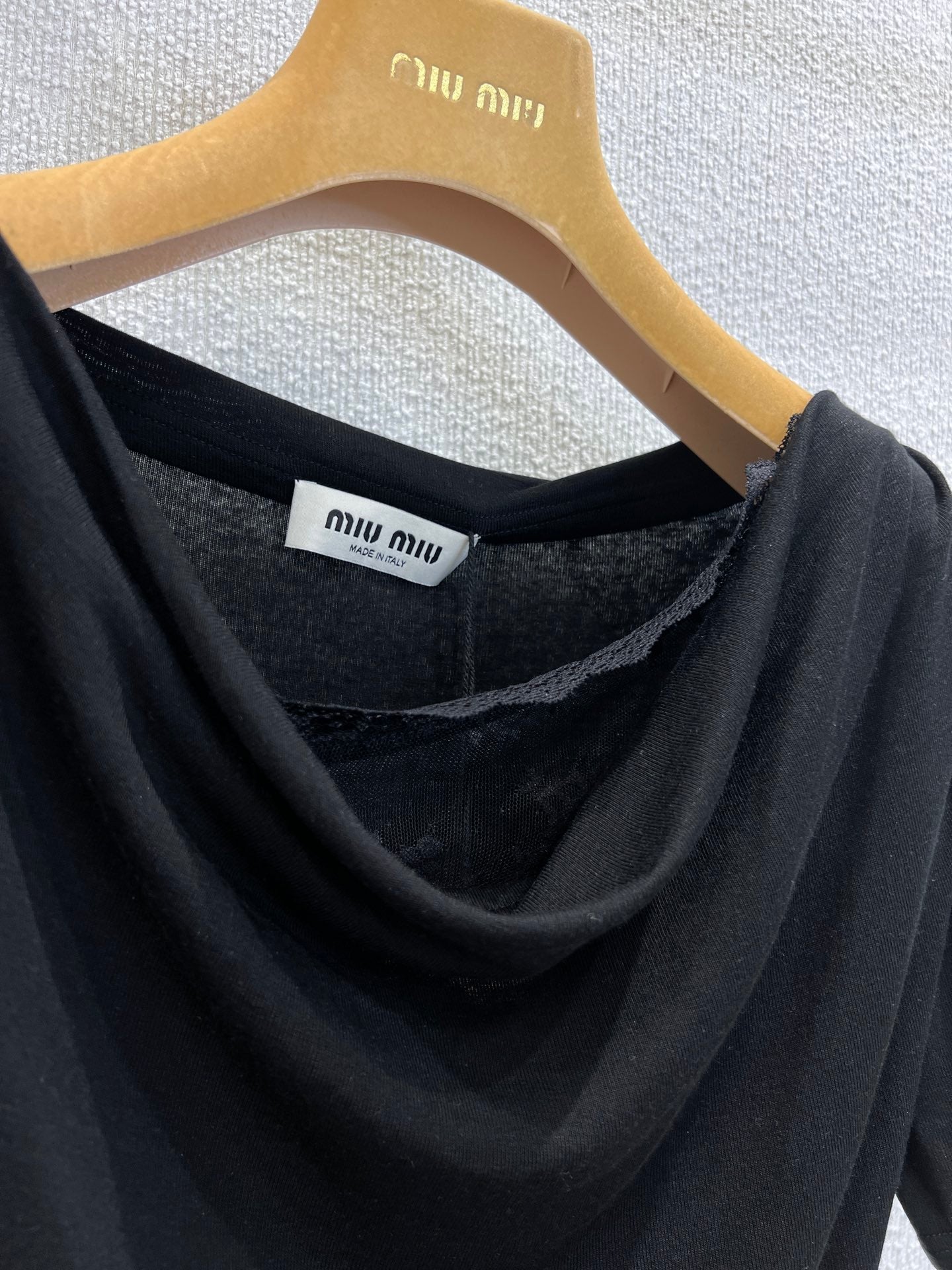 Miu  25ss off-shoulder T-shirt