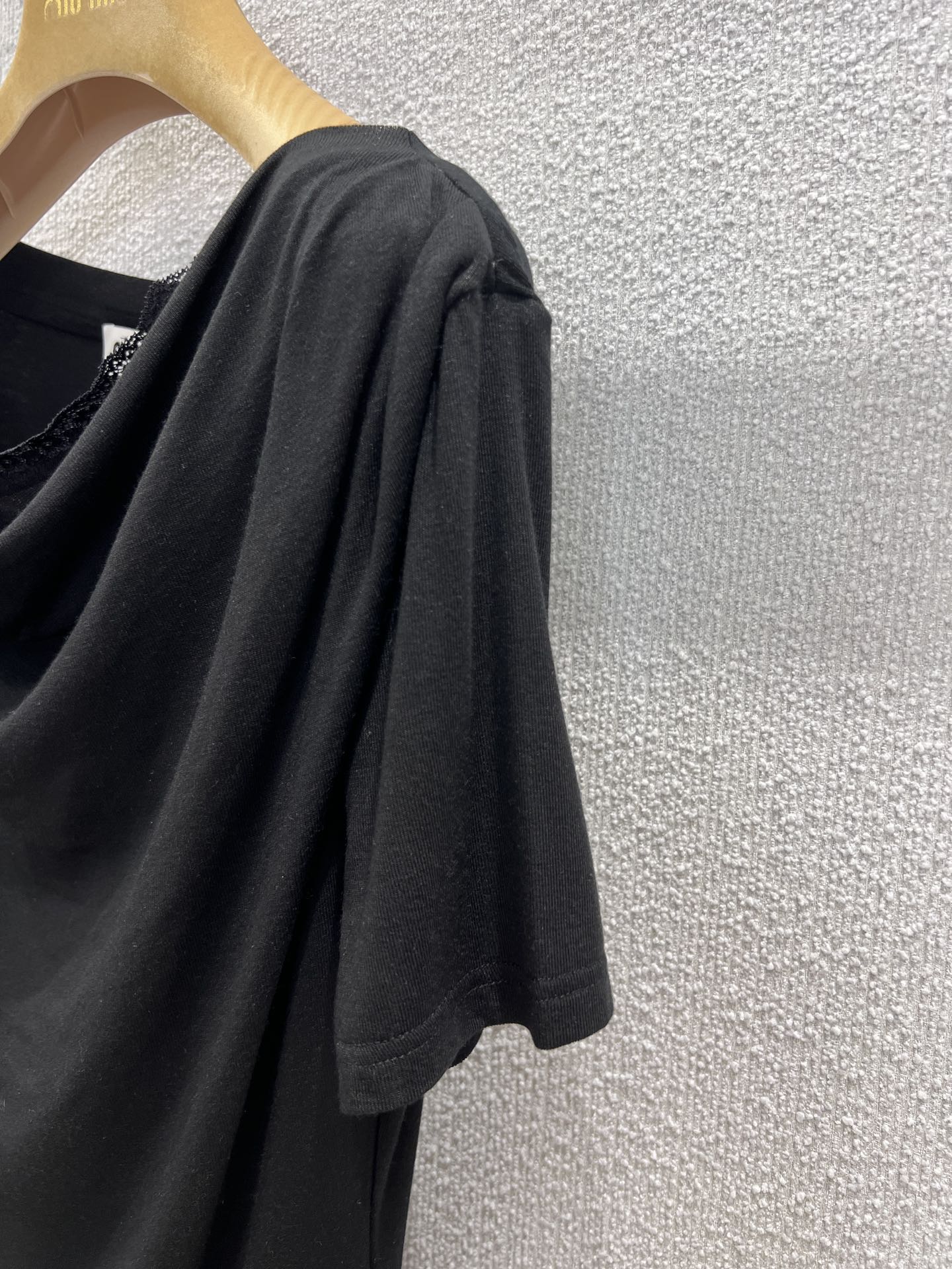 Miu  25ss off-shoulder T-shirt