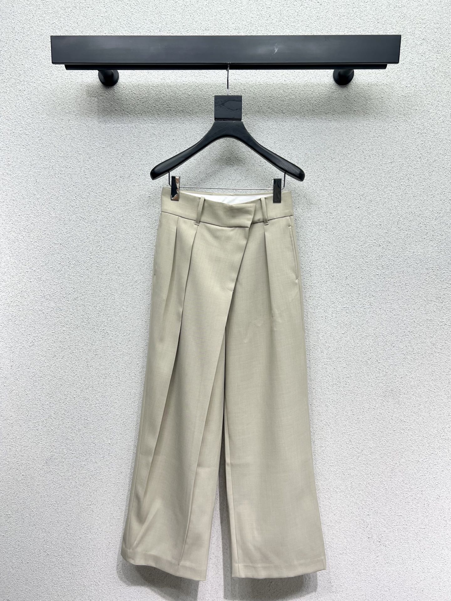 Loe 25fw pleated pants