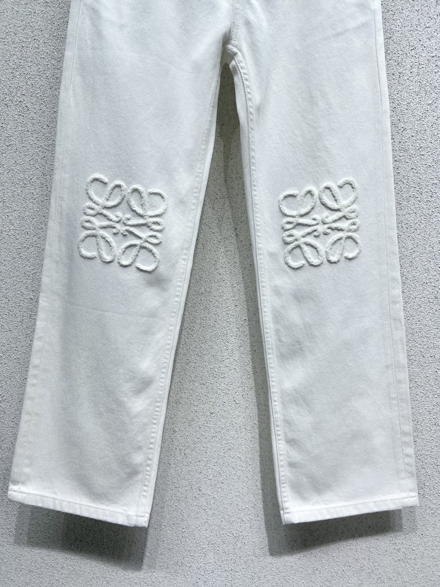 Loe 25fw embroidered jeans