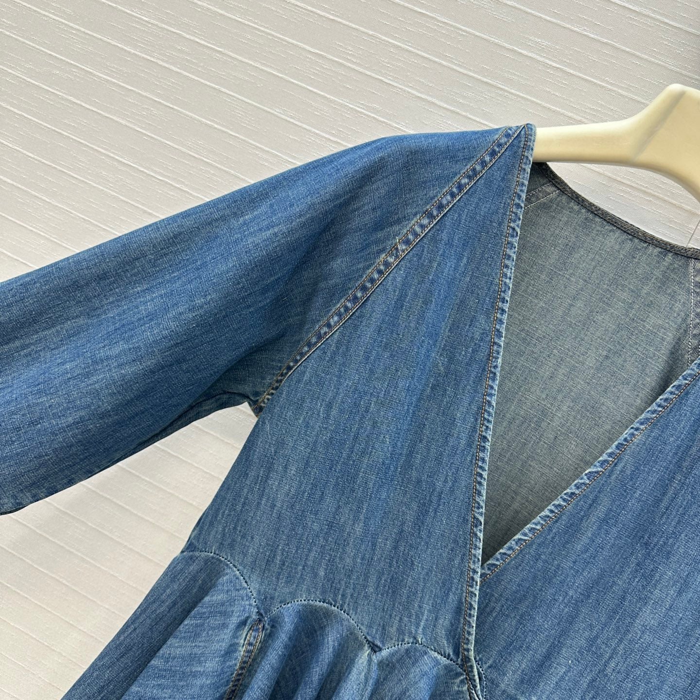 Alai 25fw v-neck shirt