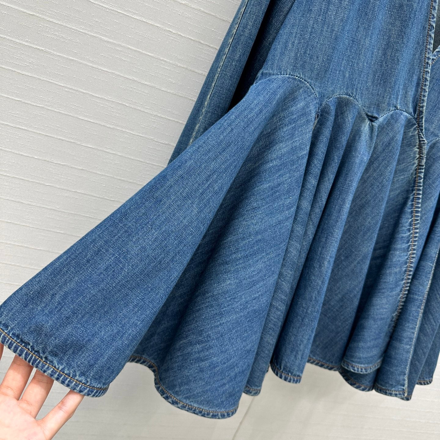 Alai 25fw v-neck shirt