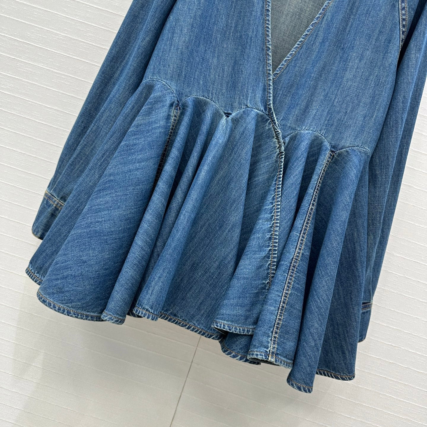 Alai 25fw v-neck shirt