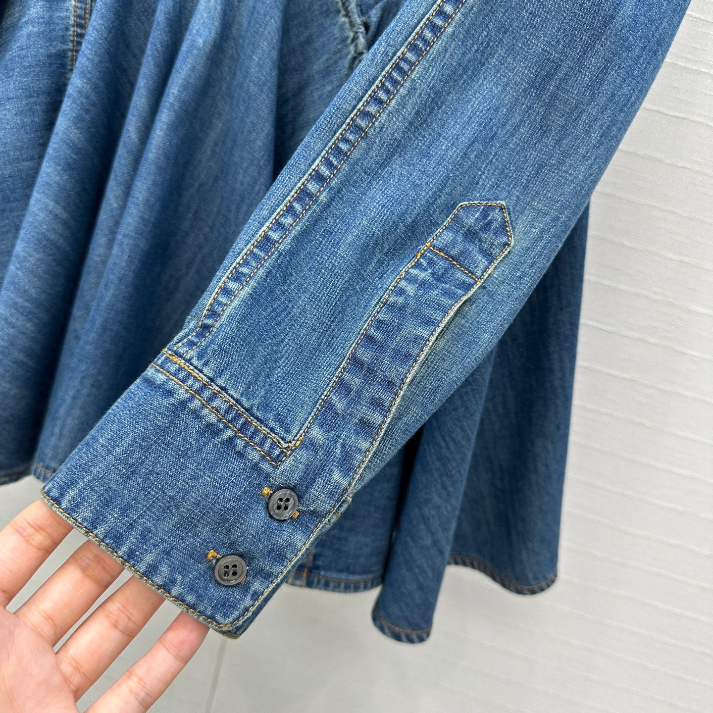 Alai 25fw v-neck shirt