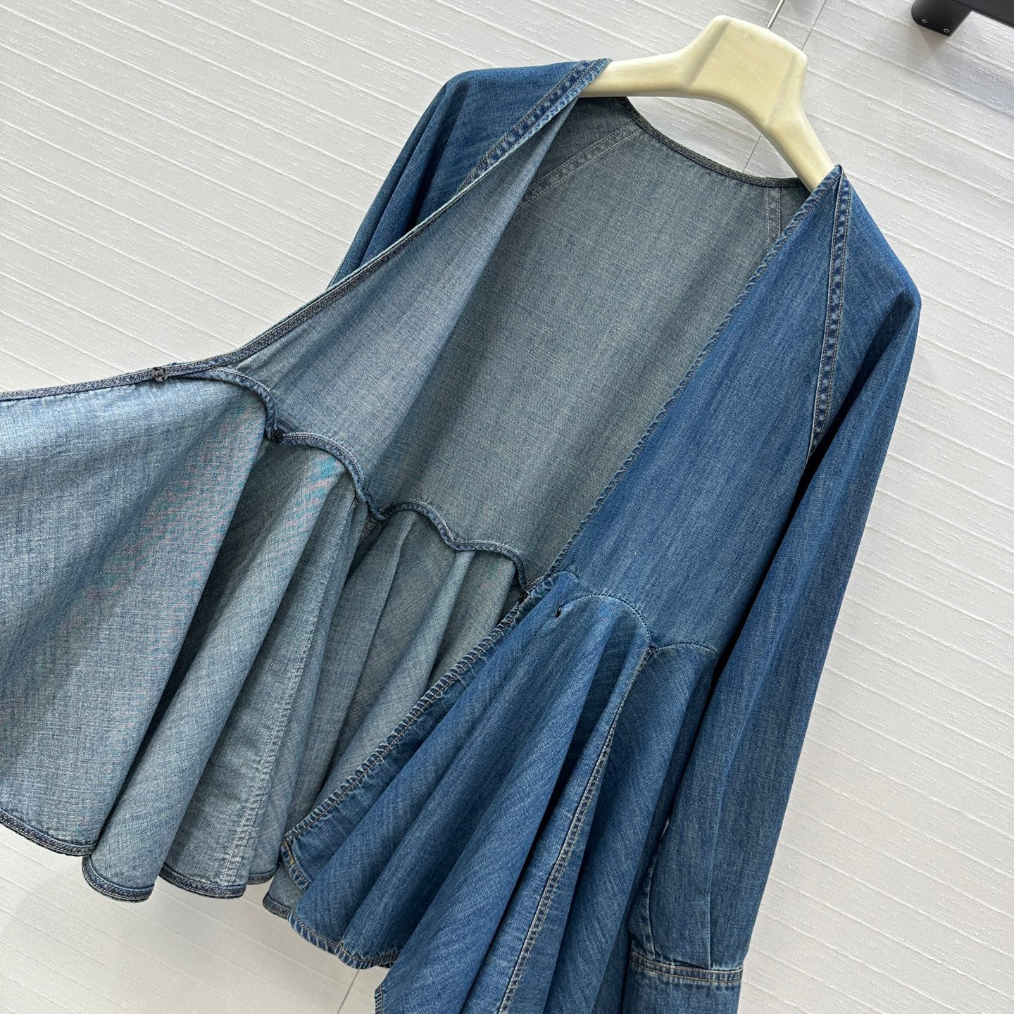 Alai 25fw v-neck shirt