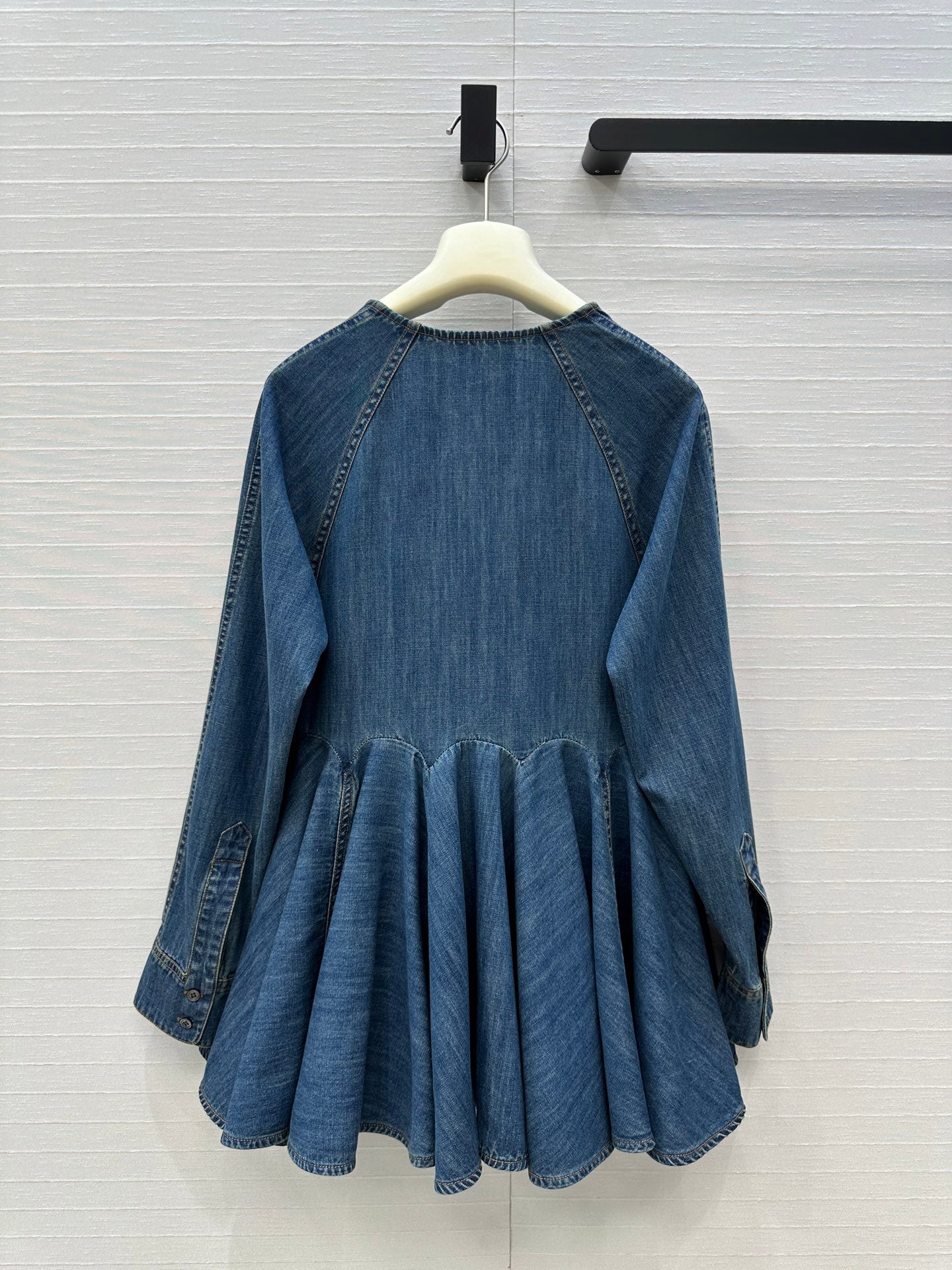 Alai 25fw v-neck shirt