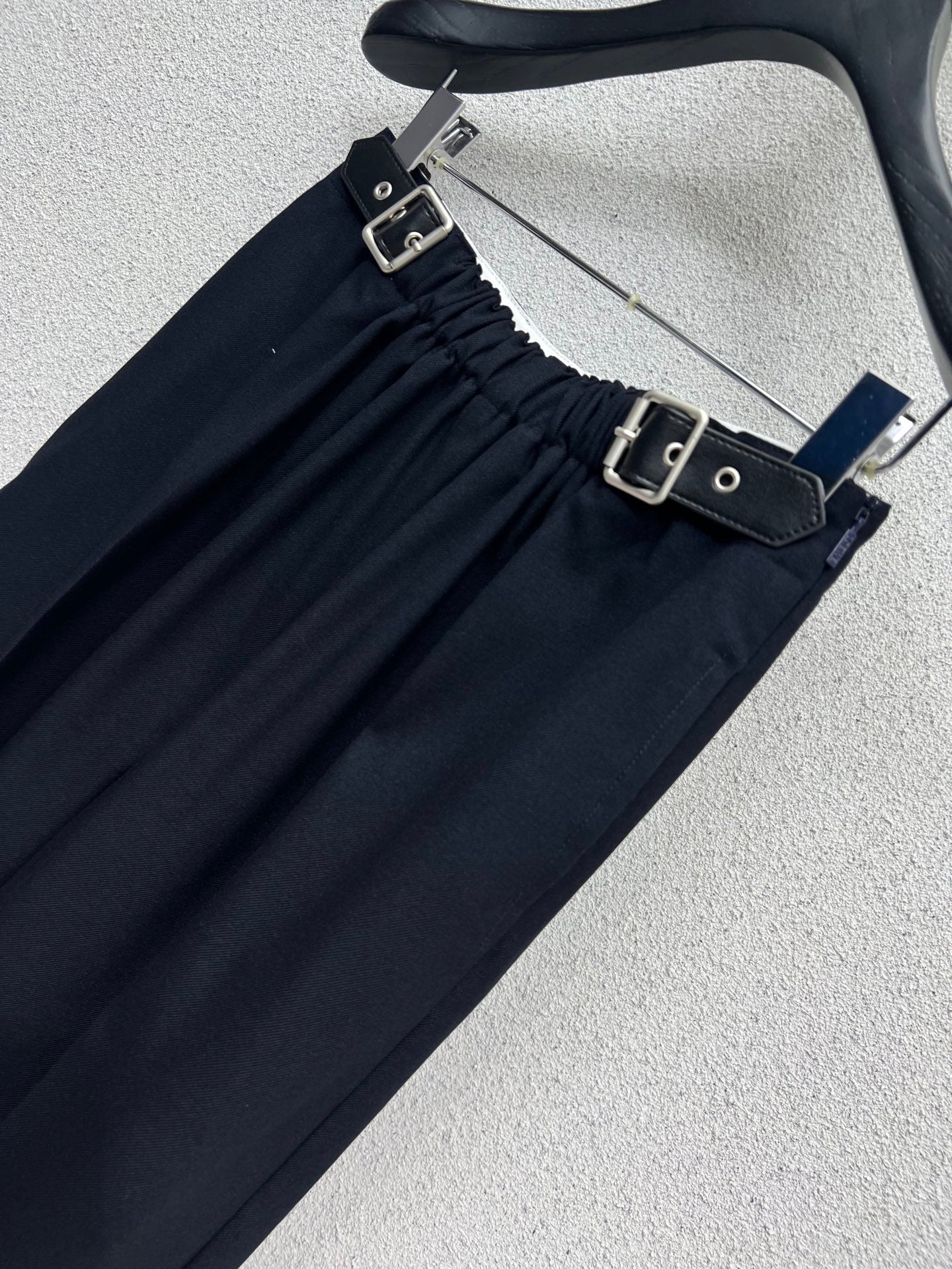 Loe 25fw all-match pants