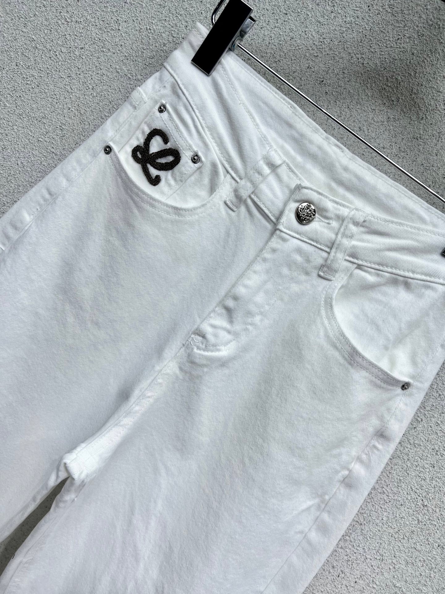 Loe 25fw embroidered jeans