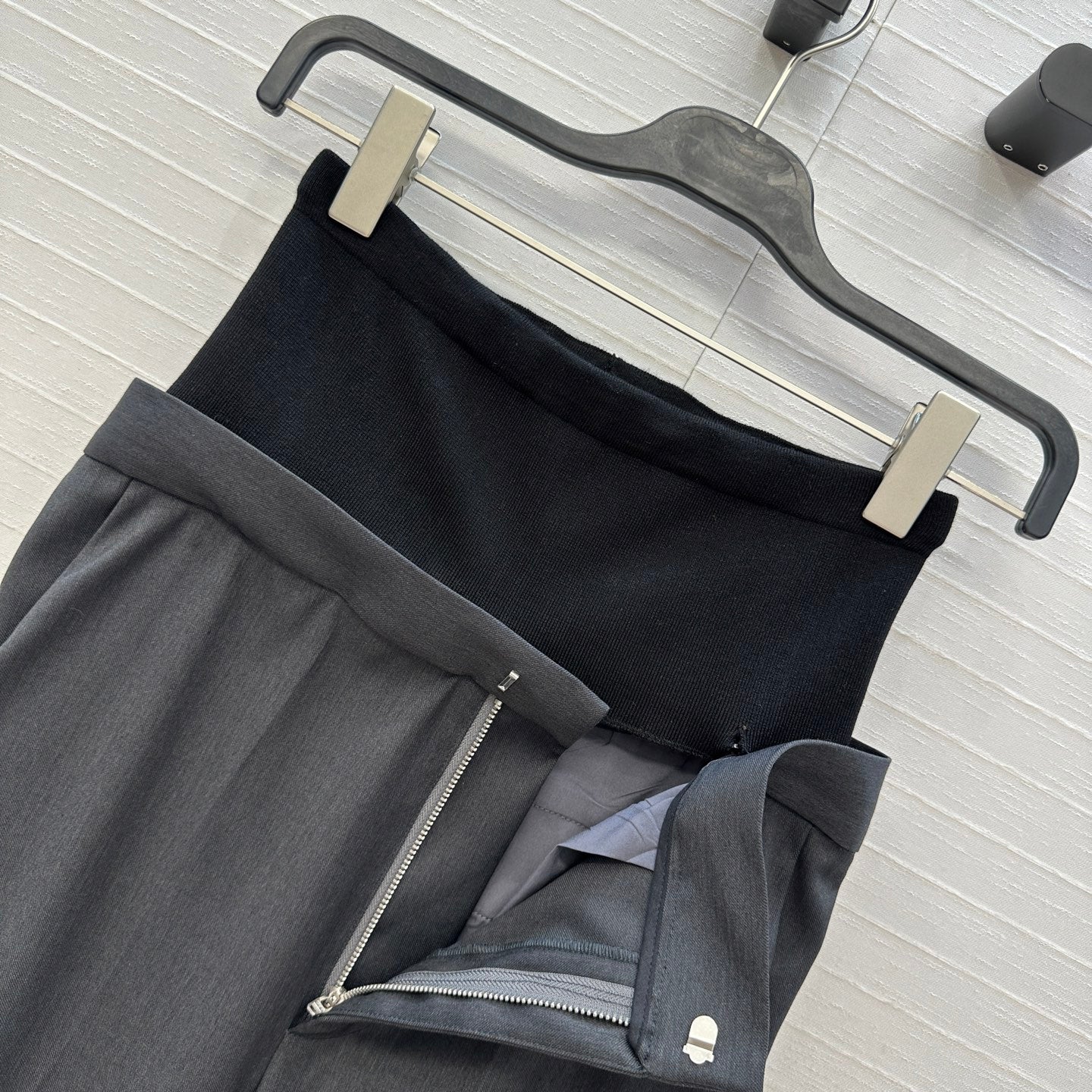 Alai 25fw splicing pants