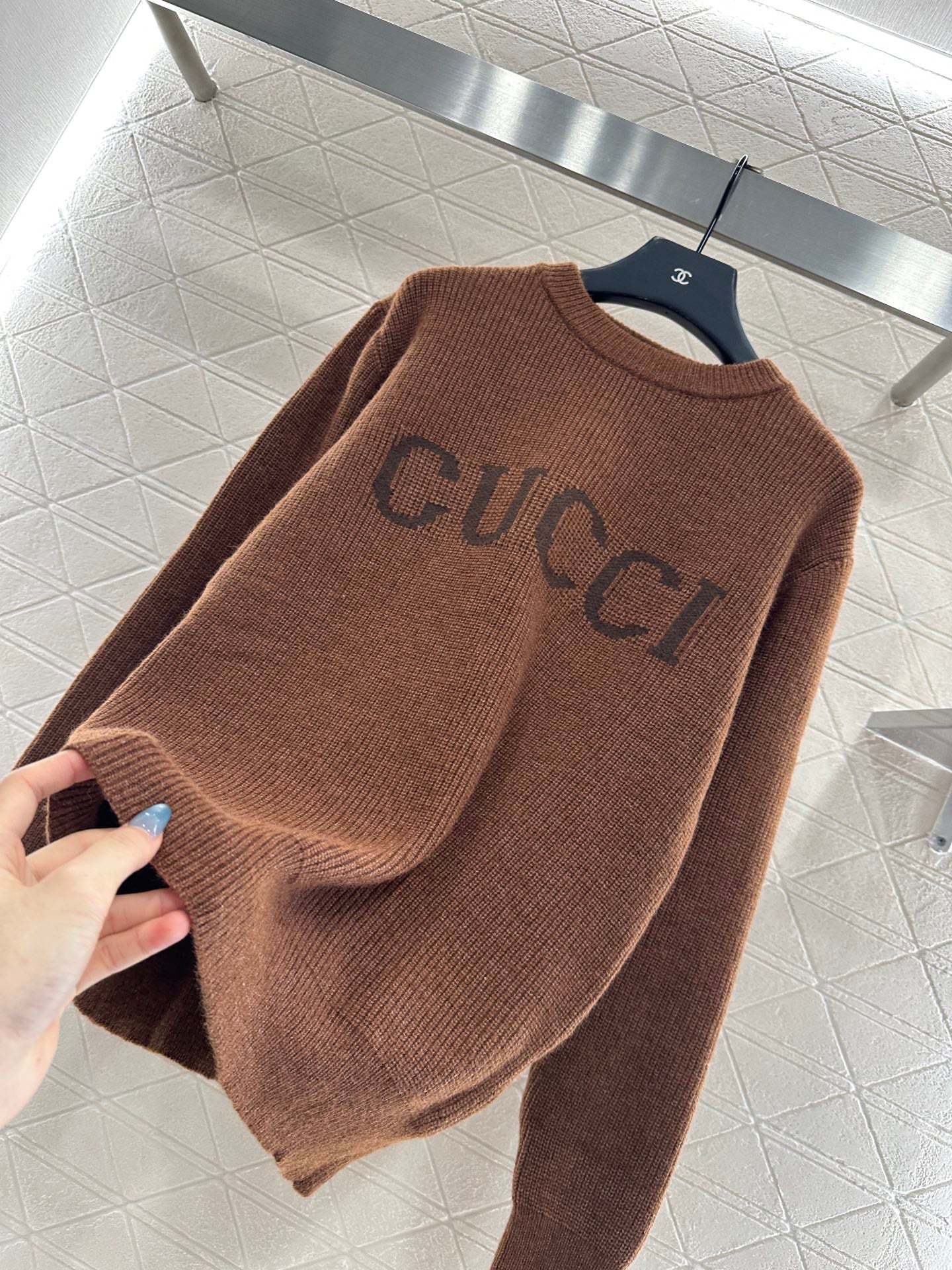 Guc 25fw embroidered sweater